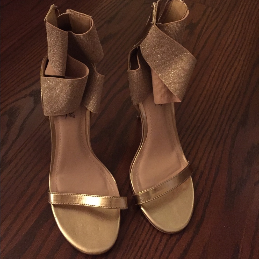 Golden ankle band stilettos.